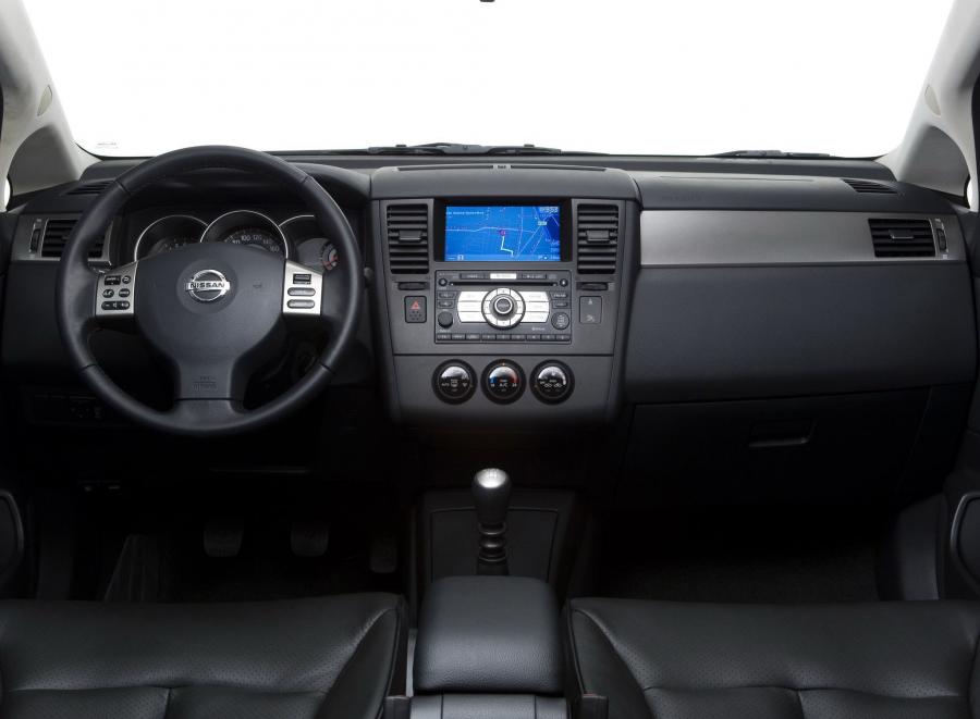  Nissan Tiida Hatchback 2004 года  (фото 7 из 8)